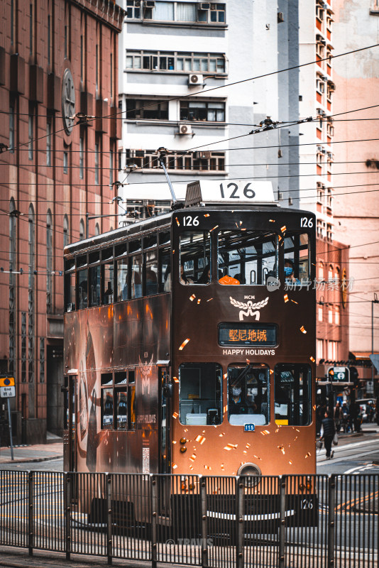 香港城市街道的双层有轨电车