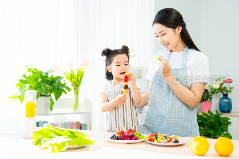 妈妈和女儿一起做水果沙拉