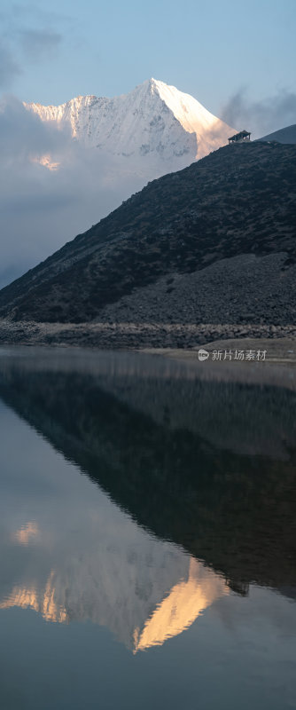 西藏山南洛扎秘境库拉岗日雪山湖泊壮丽景色