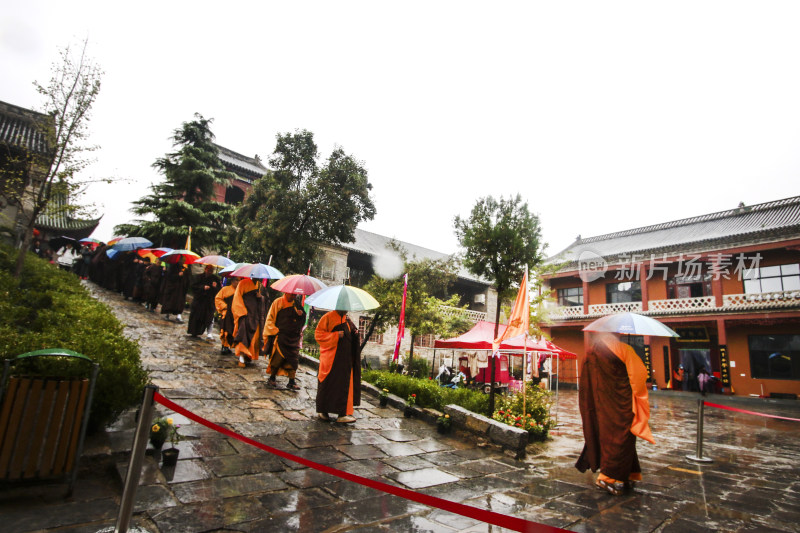 商丘清凉寺前石狮子及建筑景象