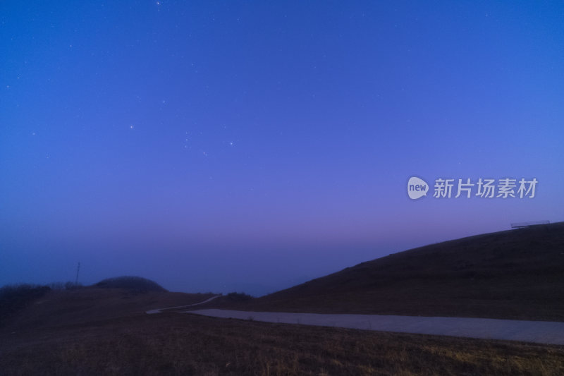 夜晚空旷山丘上的星空景象