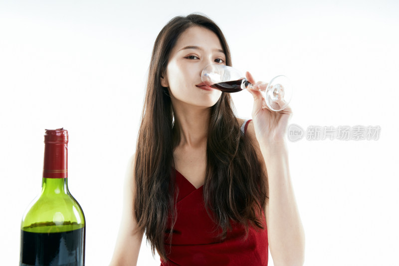 独自品尝红酒的亚洲女性