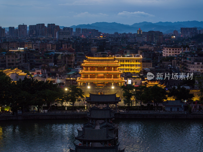 航拍夏季夜晚潮州广济楼与广济桥夜景风光