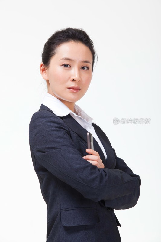 展示手机的商务女士