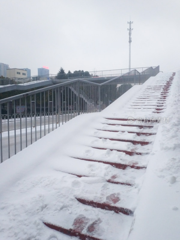 积雪覆盖的户外楼梯