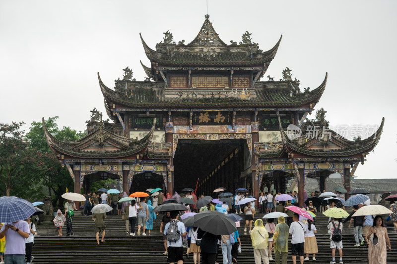 成都都江堰景区雨季的风景及游客