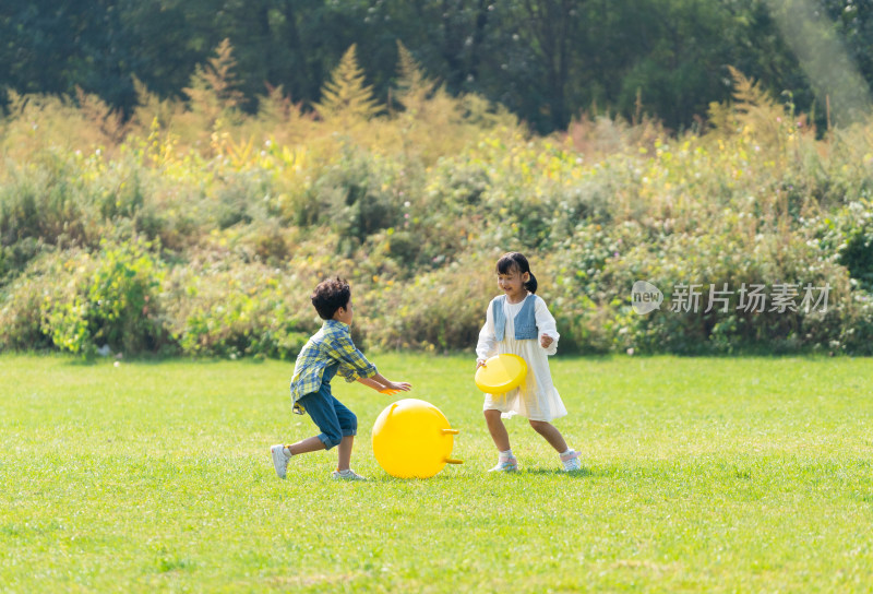 两个小孩在草地上做游戏