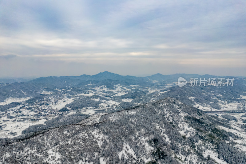 山川丘陵蓝天白云冬天雪景航拍图