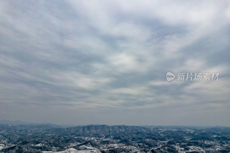 田园乡村冬天雪景航拍图