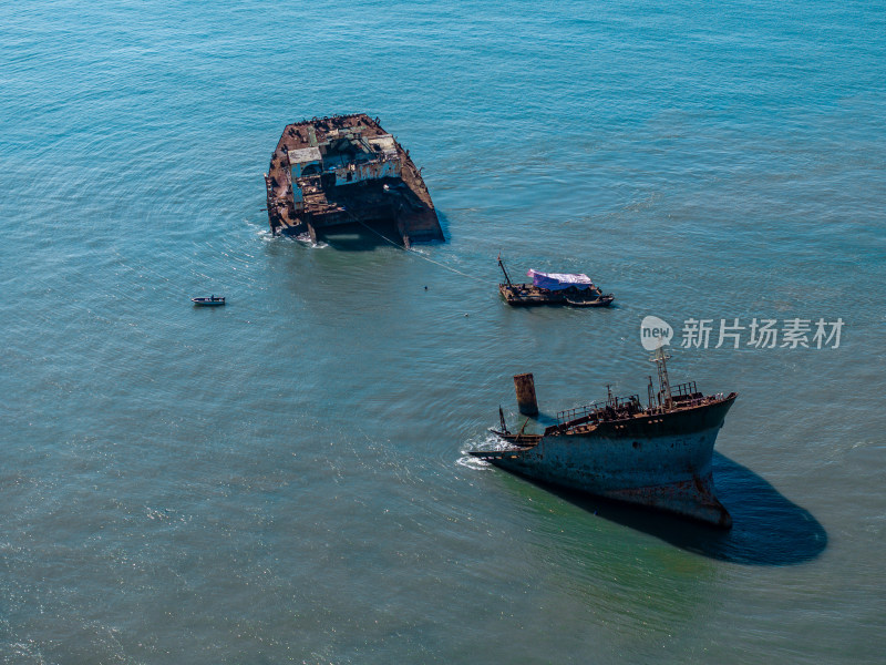 海上废弃船只俯拍景象