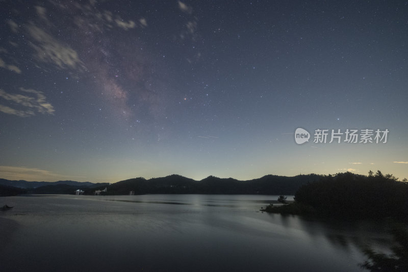 星空下的湖水与群山夜景