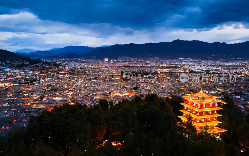 夜幕下的丽江古城与古建筑全景