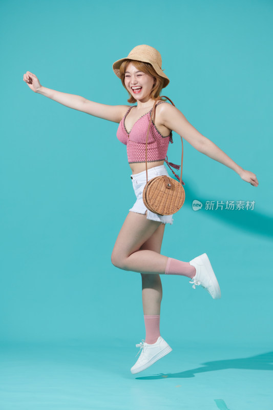 青春女孩戴帽跳跃