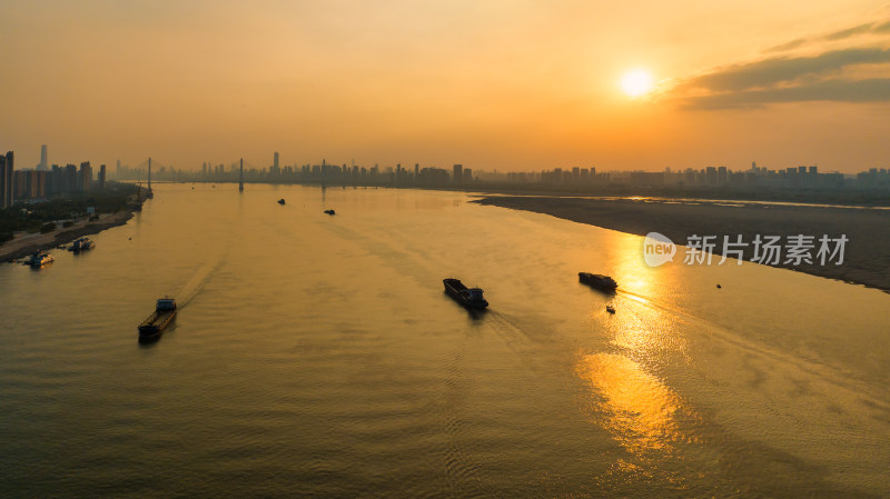 落日下的中国湖北武汉长江航运