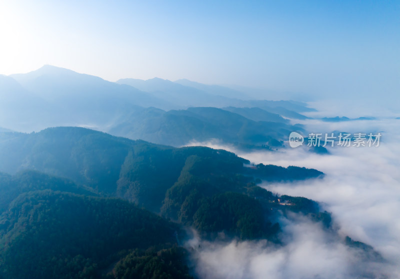 高山乡村云雾缭绕