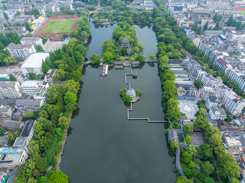 航拍浙江省台州市临海市东湖景区紫阳古街