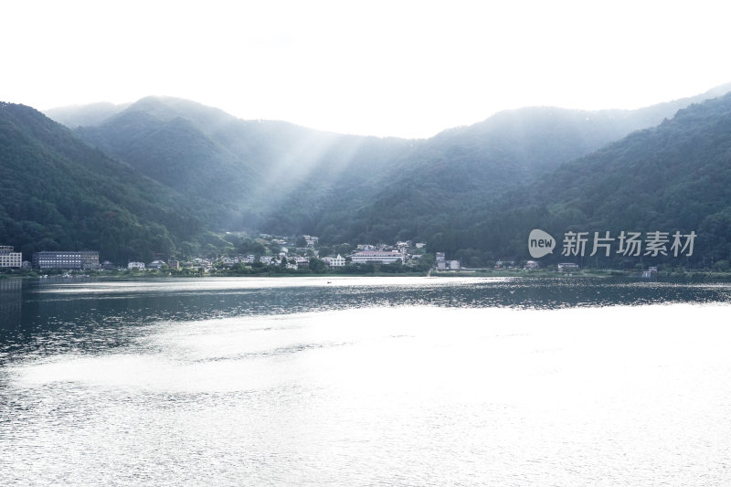 日本山梨县富士山河口湖夏天宁静的湖光山色