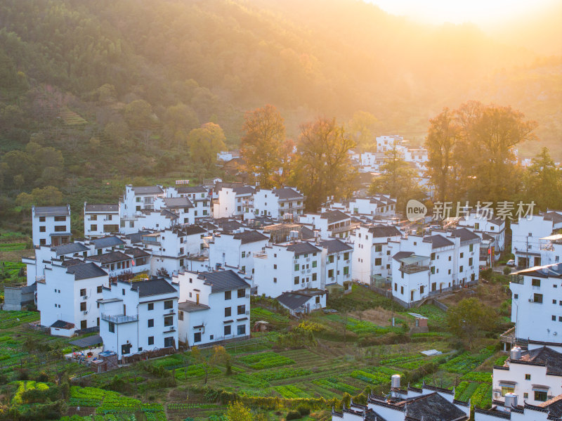 航拍江西婺源石城徽派建筑秋色枫叶村庄日出