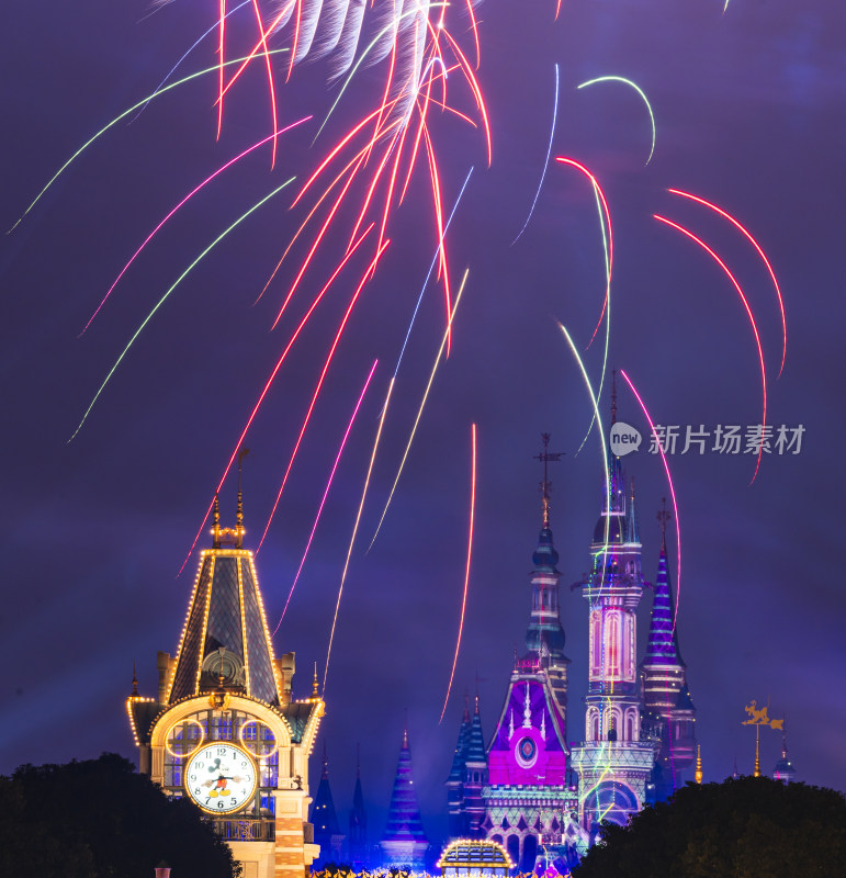 迪士尼城堡夜空绽放绚丽烟花