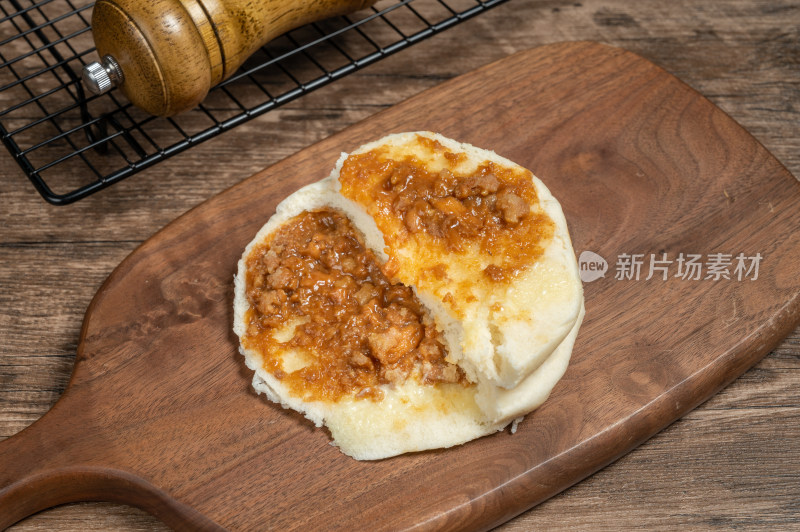 木板上的烤制面饼