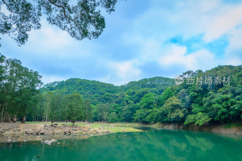 香港城门水塘郊野公园湖泊山景自然风光