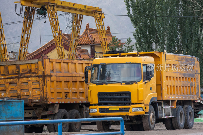 黄色卡车大卡车重型车工程车