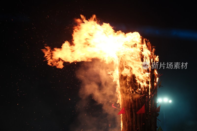 云南大理火把节夜晚熊熊燃烧的篝火