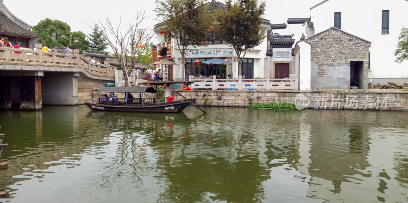 水乡古镇河道游船景象