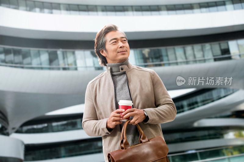 商务男士拿着咖啡杯去上班