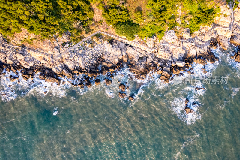 俯拍大海海浪沙滩风景航拍图