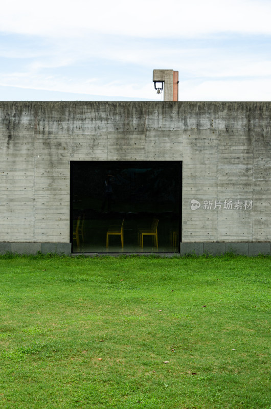 带草地的混凝土建筑外观