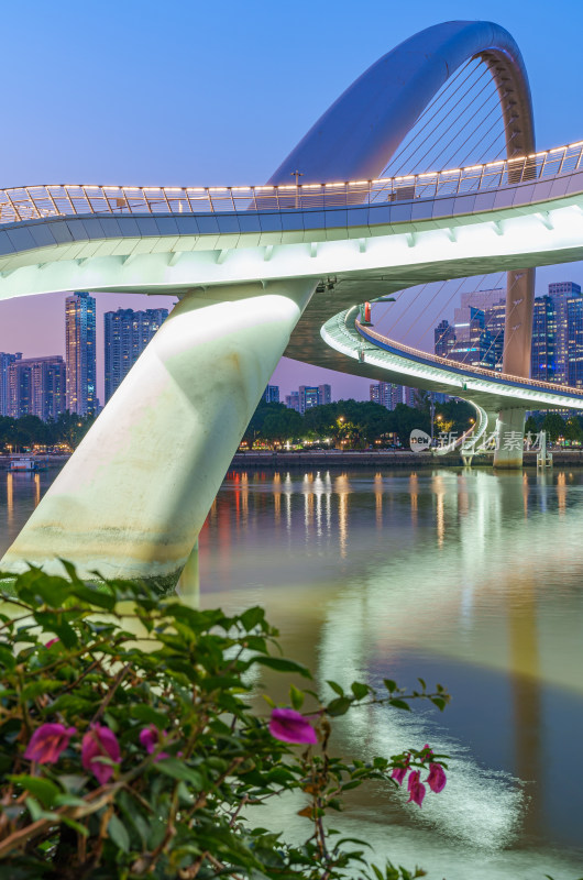 广州珠江海心桥与滨江岸城市高楼夜景灯光