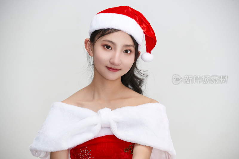 身穿圣诞服饰的可爱亚洲少女