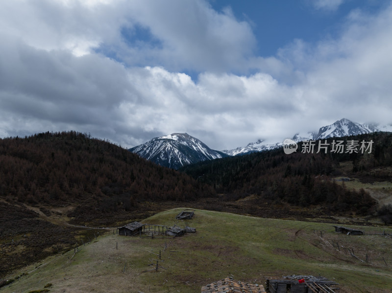 航拍美丽中国香格里拉高海高海拔雪山、森林