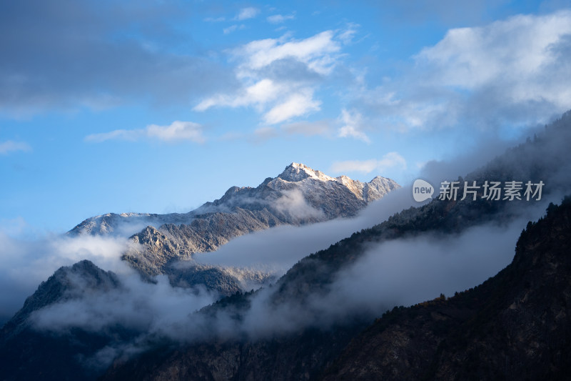 甲居藏寨雪山云海