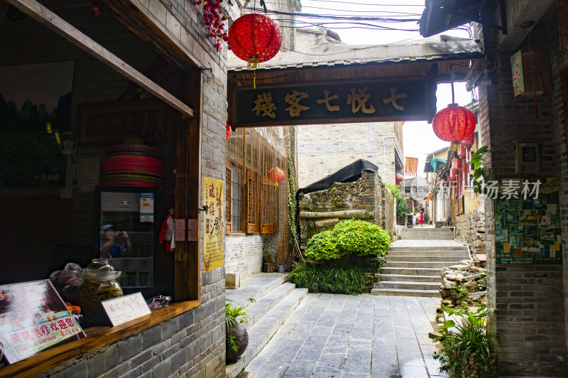 古街客栈门前景象