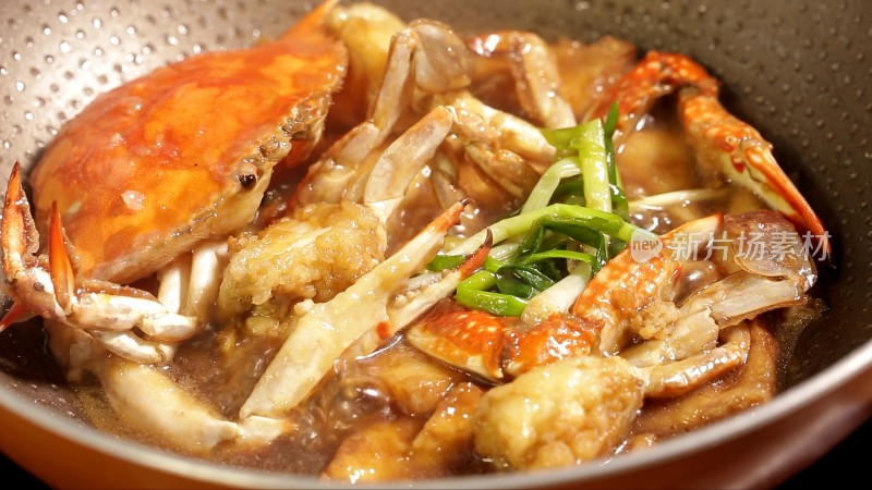 厨师炒制豆腐烧螃蟹9