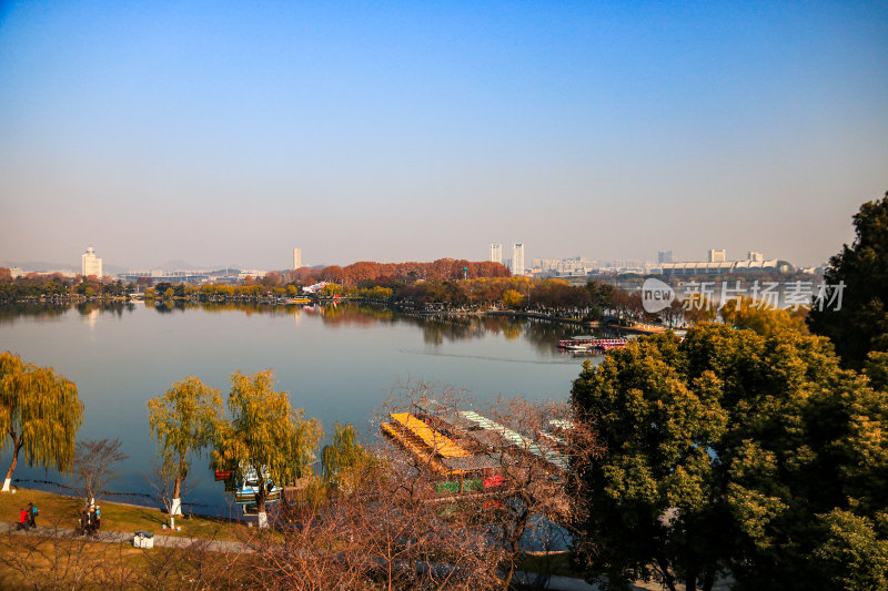 晴朗天空下的南京玄武湖公园