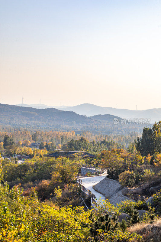 秋日山间风景与蜿蜒小路