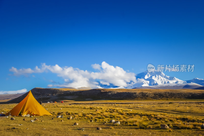 雪山脚下帐篷露营徒步旅行