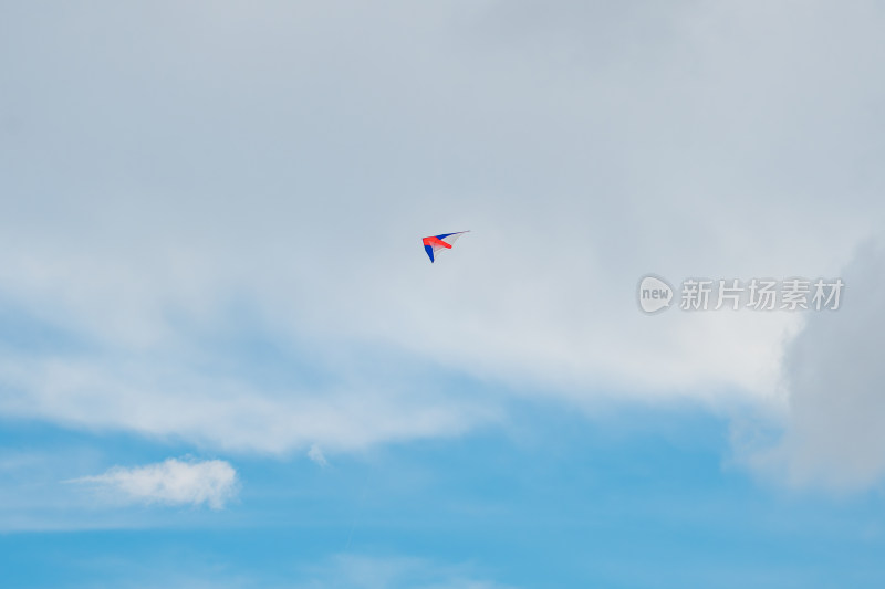 风筝在蓝天下飞翔的低视角
