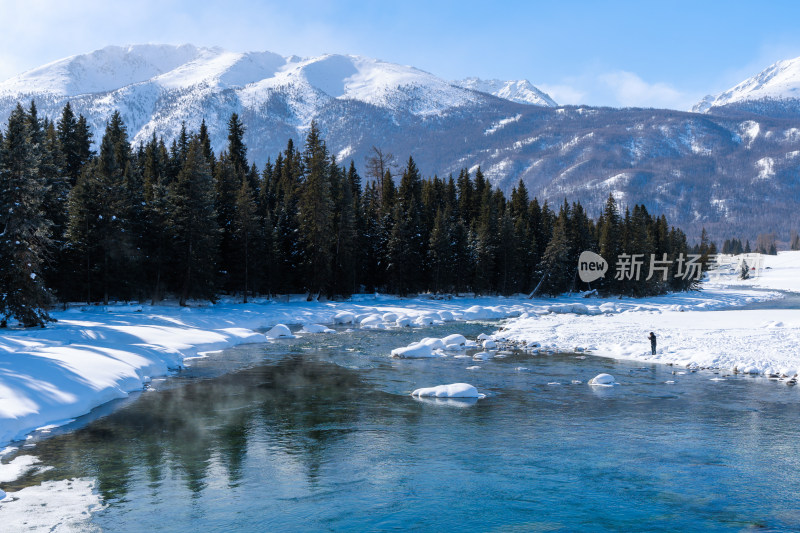 新疆喀纳斯雪景神仙湾冰河晨雾雪山森林雾凇