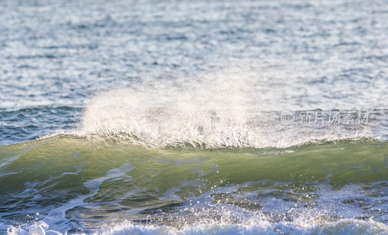 海南三亚阳光下绿松石海浪浪花冲浪唯美