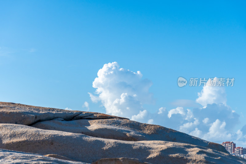 东山岛蓝天白云下的岩石景观