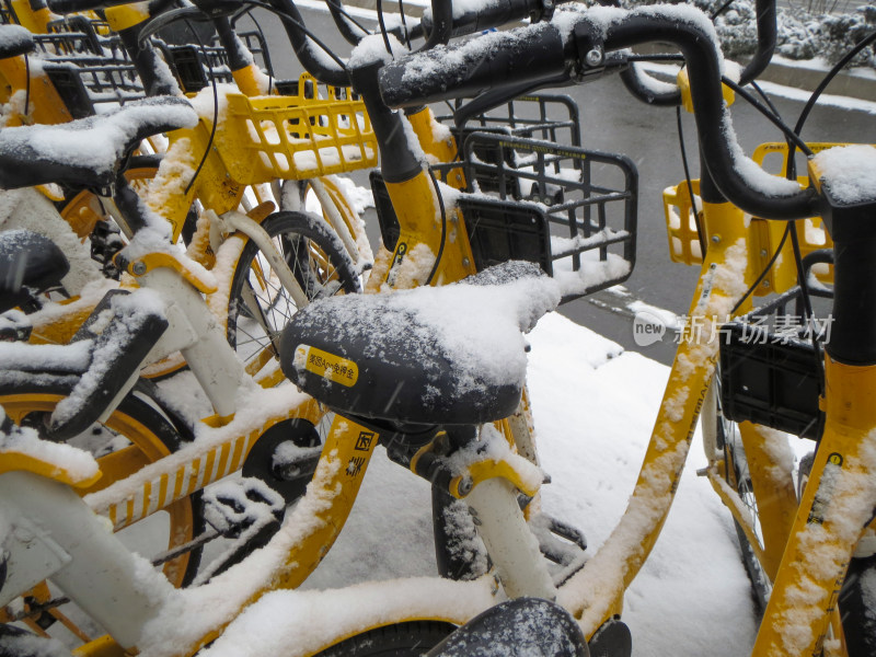 冬天雪覆盖共享单车照片