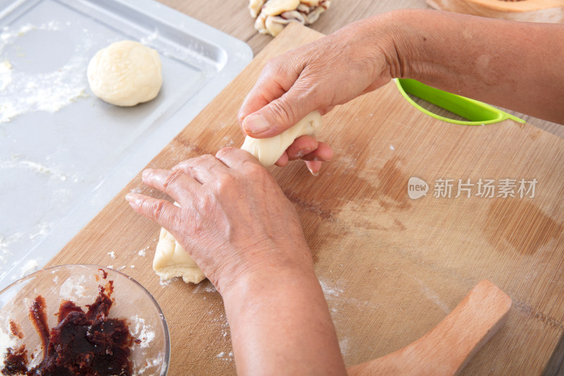 制作中国传统节日糕点月饼