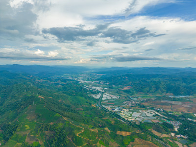 航拍天空高山草甸山脉田园村寨风光