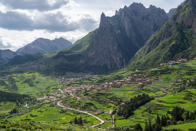 蓝天白云山峰