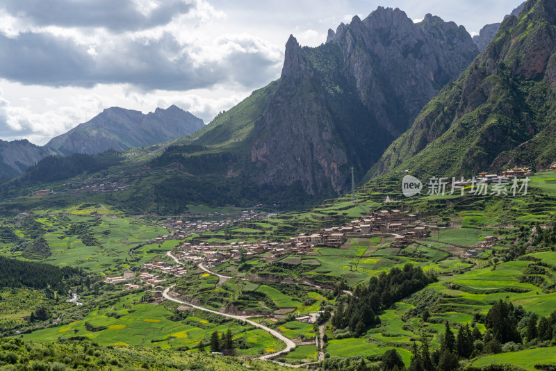 蓝天白云山峰