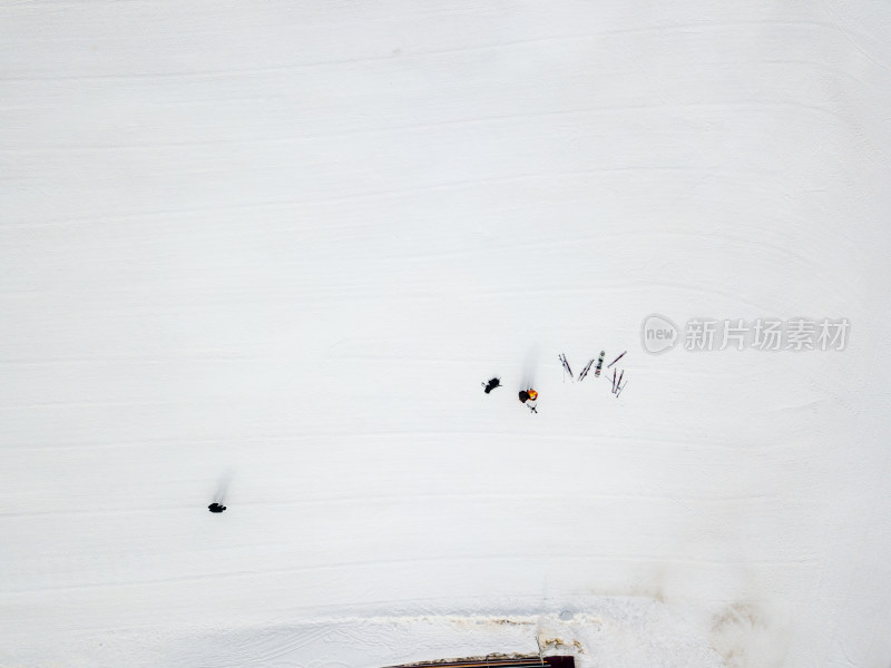 人们在雪地上滑雪的高角度视角